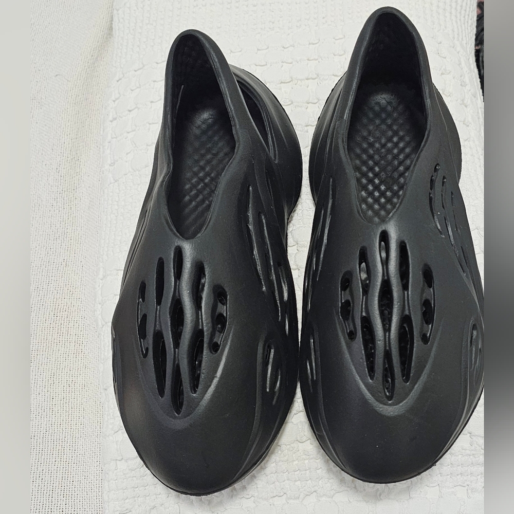 Yeezy Foam black  size 6 (Boys)